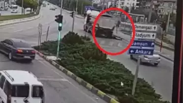 DÜŞERKEN BAŞINI KAMYON KASASINA ÇAPIP ÖLDÜ