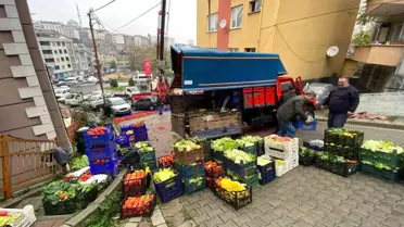 Kağıthane'de kamyonet aracın üzerine devrildi: Sürücü ve arkadaşı domatesleri ayıkladı
