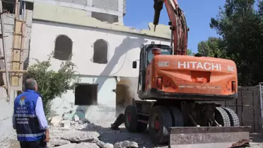 Haliliye'de riskli ve metruk yapıların yıkım çalışmaları sürüyor