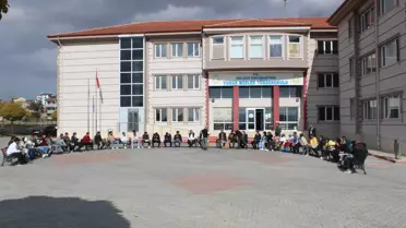 Yunak'ta üniversite öğrencilerinden kitap okuma etkinliği