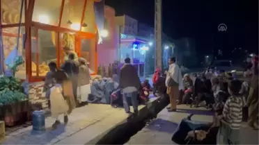Afganistan'da yoksul halk fırınların önünde bir ekmek için yardım bekliyor