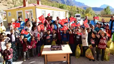 Avusturya Gönüllüleri Derneğinden Çatak'taki öğrencilere giyim yardımı