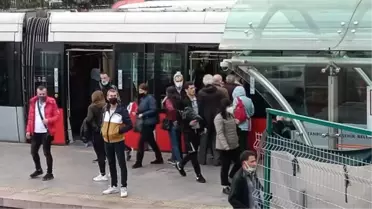 İSTANBUL'DA TOPLU TAŞIMADA VE TRAFİKTE YOĞUNLUK