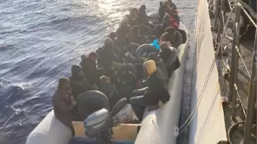 Motor arızası nedeniyle sürüklenen iki Zodyak bottaki 50 kaçak göçmen kurtarıldı