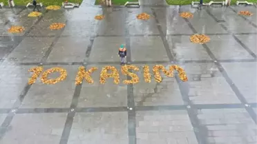 TEMİZLİK İŞÇİSİ YAPRAKLARLA '10 KASIM' YAZDI