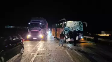 Afyonkarahisar'da tıra çarpan otobüsteki 7 yolcu yaralandı