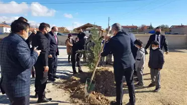 Son dakika! Kaymakam Bolat önce fidan dikti sonra çocuklara tavsiyelerde bulundu