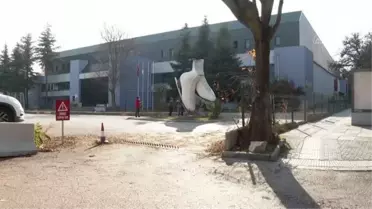 Ankara Büyükşehir Belediyesine kapalı olan 'buz pateni' salonu için tepki