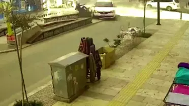 Bankta otururken ölümden döndü, olayı gören karısı koşup öperek sakinleştirdi