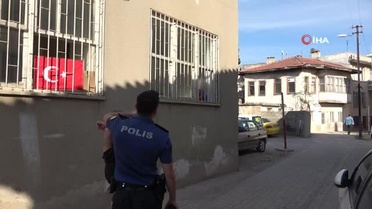 Bir babanın çaresizliği... Evdeki eşyaları kırıp döken genç güçlükle ikna edildi