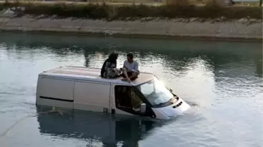 MİNİBÜS SULAMA KANALINA DÜŞTÜ, İÇİNDEKİ ÇİFT ARACIN ÜZERİNE ÇIKIP YARDIM BEKLEDİ