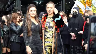 Demet Akalın, hamile dedikoduların ardından göbeğini saklamaya çalıştı