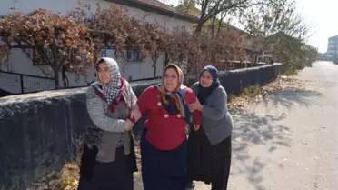 KOYUN OTLATIRKEN, MANEVRA YAPAN MİNİBÜSÜN ALTINDA KALIP SÜRÜKLENDİ