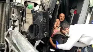 Devrilen TIR'da sıkışan sürücü itfaiye ekiplerince kurtarıldı
