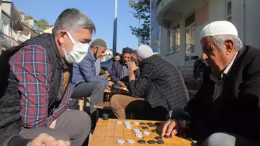 Kulp'ta açık alanda dama turnuvası yapıldı