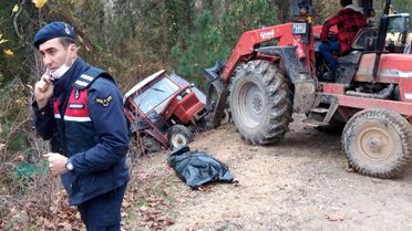 Karabük'te traktör devrildi: 1 ölü, 1 yaralı