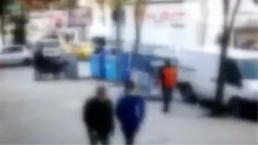 Bağcılar'da yolun karşısına geçmeye çalışan anne kıza kamyon böyle çarptı