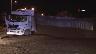 Devrilen tır az kalsın faciaya neden oluyordu