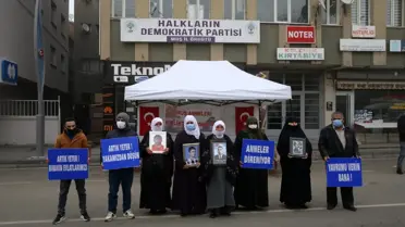 Muş'ta çocukları PKK'lı teröristlerce kaçırılan aileler HDP önünde eylem yaptı