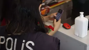 Bodrum'da polislerden kadınlara çiçek