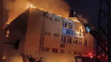 GAZİANTEP'TE OKUL ÇATISINDAKİ YANGIN, 2 SAATTE SÖNDÜRÜLDÜ