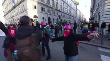 İtalya'da kadına yönelik şiddet protesto edildi