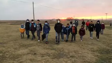 OKULA GİTMEK İÇİN HER SABAH 3 KİLOMETRE YÜRÜYORLAR