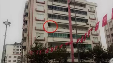 BALKON KORKULUKLARINA ÇIKIP, KÜREKLE OYNADI; DEMİRLERDEN BABASI ALDI