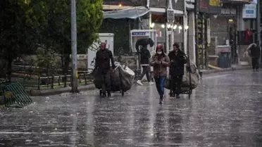 Herkes fırtınadan kaçarken onlar ekmeklerinin peşinde koşuyor