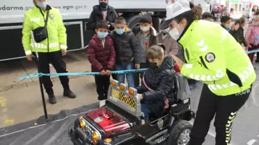 Sinop'ta öğrencilere 'Mobil Trafik Eğitim Tırı'nda eğitim verildi