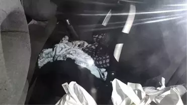 Bir bebek ihmali daha! 4 aylık bebeklerini arabada bırakıp alışverişe gittiler!