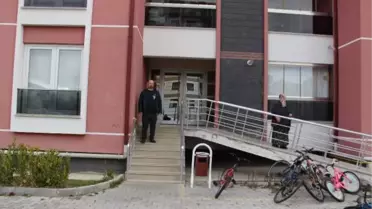 12 YERİNDEN BIÇAKLAYAN KOMŞUSUYLA AYNI BİNADA YAŞIYOR