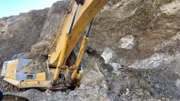 Göçük altında kalan iş makinesinin genç operatörü yaşamını kaybetti
