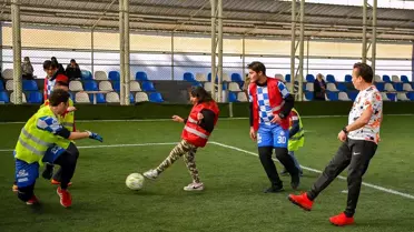 Son dakika haberleri! Tuzla'nın özel çocukları Başkan Yazıcı ile birlikte halı saha maçı yaptı