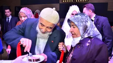 58 yıllık evli çift torunlarının düğününde yeniden yüzük taktı
