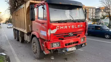 Çarşamba ilçesinde kamyonun çarptığı kamyonetin sürücüsü yaralandı