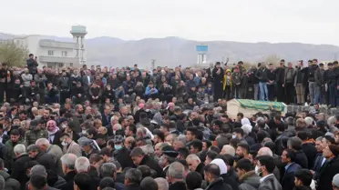 Silahlı saldırıda öldürülen AK Parti eski ilçe başkanının kardeşi toprağa verildi