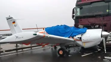 Uçak ile tır, otobanda kafa kafaya çarpıştı