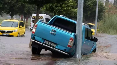 Antalya'da yollar dere yatağına döndü, araçlar mahsur kaldı