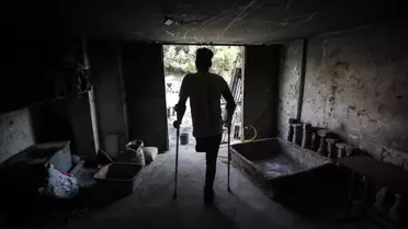 İsrail saldırısında bacağını kaybeden Filistinli genç 'engelini' taşçılık mesleğiyle aşıyor