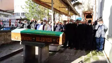 Şehit oğlunun mezarından ayrılmak istemeyen baba, herkesin göç ettiği köyde tek başına yaşadı