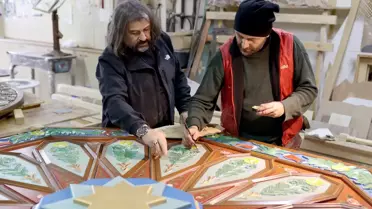 Endülüs mimarisinin motiflerini ahşap oyma sanatıyla gelecek nesillere aktarıyor