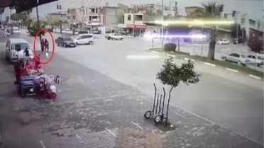 Servis bekleyen öğrenciler, otomobilin altında kalmaktan kıl payı kurtuldu