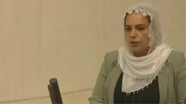 HDP'li vekil kürsüye iğne oyası ile işlenmiş tülbentle çıktı