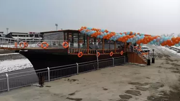 Denizsiz kentin sakinleri tekneden dönüştürülen 'Ada Marina' isimli restorana kavuştu