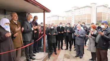 Otobüs durağı ve hayrat çeşmeye kurdeleli açılış