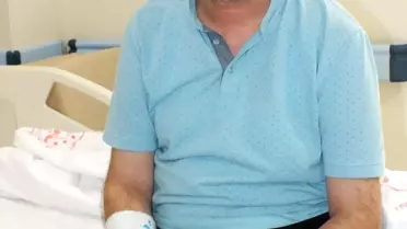 Kovid-19 nedeniyle 105 gün hastanede yattı, taburcu edilmeden aşısını yaptırdı