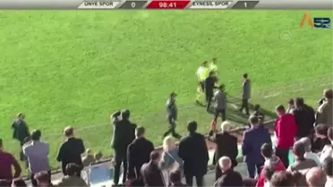 Kırmızı kart gösteren hakemi darbeden oyuncunun sözleşmesi feshedildi