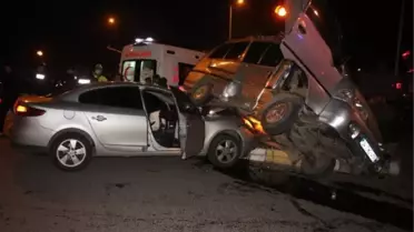 ALKOLLÜ SÜRÜCÜNÜN KULLANDIĞI MİNİBÜS İLE OTOMOBİL ÇARPIŞTI 4 YARALI