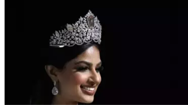 Dünyanın gözü önünde kedi gibi miyavlayarak güzellik tacı taktı